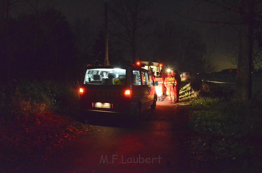 Einsatz BF Koeln PKW im Rhein Mondorf Hersel P155.JPG